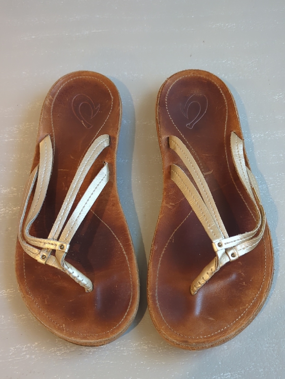 OluKai Brown Leather Thong Sandals Metallic Straps size 9